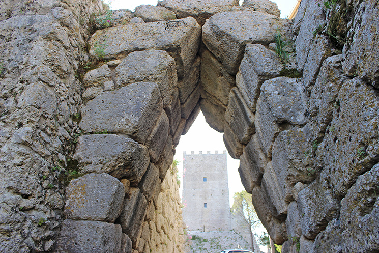 L'Arco a Sesto Acuto con la Torre detta di Cicerone