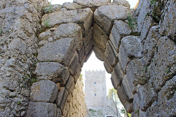La Torre di Cicerone e l&#039;Arco a sesto Acuto di Arpino